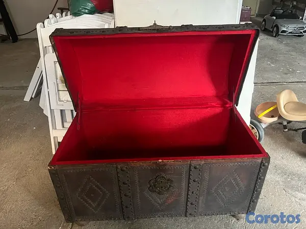 arte y antigüedades - Baul antiguo repujado en piel 2