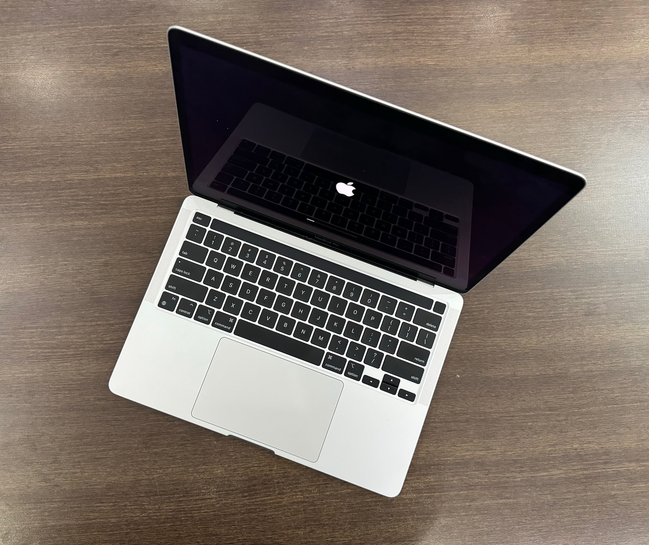 computadoras y laptops - MacBook Pro 13-inch M1 Apple Chip 256GB / 8GB RAM Silver Como Nuevo,$ 40,500 NEG