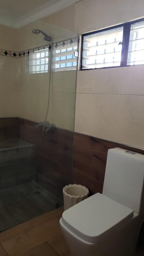 casas - Vendo casa en las Praderas 250 metros de Solar 
Construcción 250 más terraza 25  7