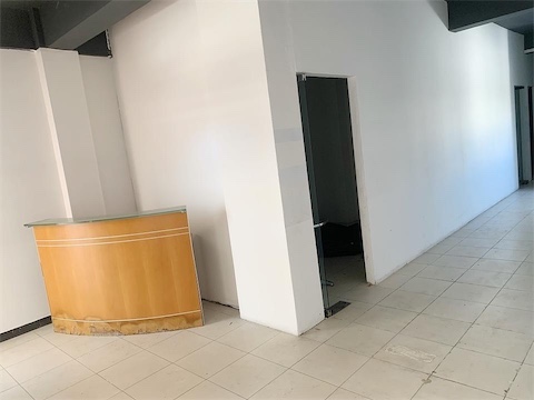 oficinas y locales comerciales - Local céntrico con espacio amplio 8