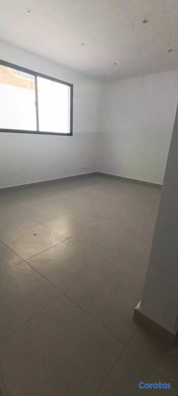 oficinas y locales comerciales - La Julia, local 112mts en primer piso con terraza  4