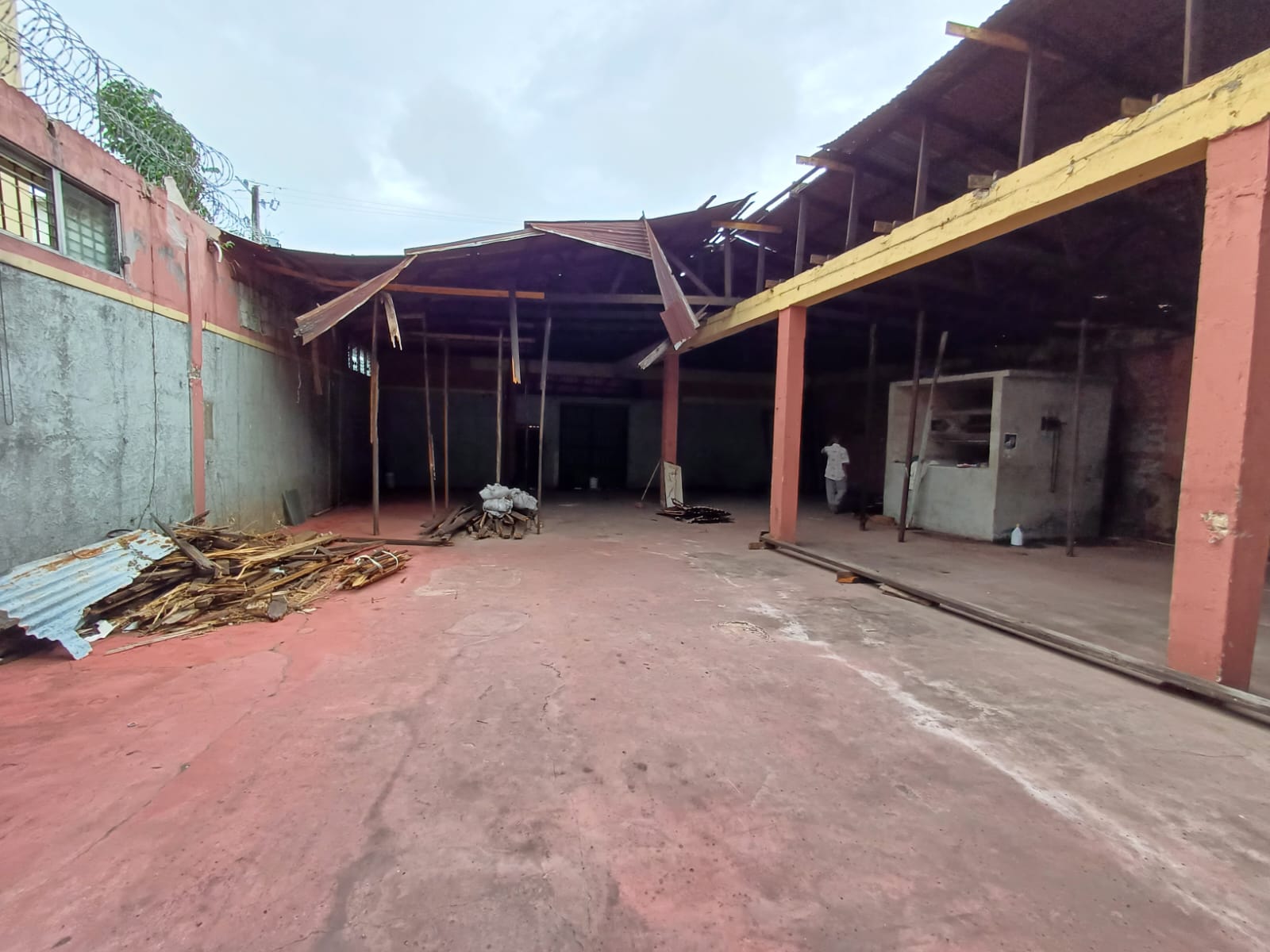 oficinas y locales comerciales - Nave a Remodelar Próximo a la Zona Colonial 2