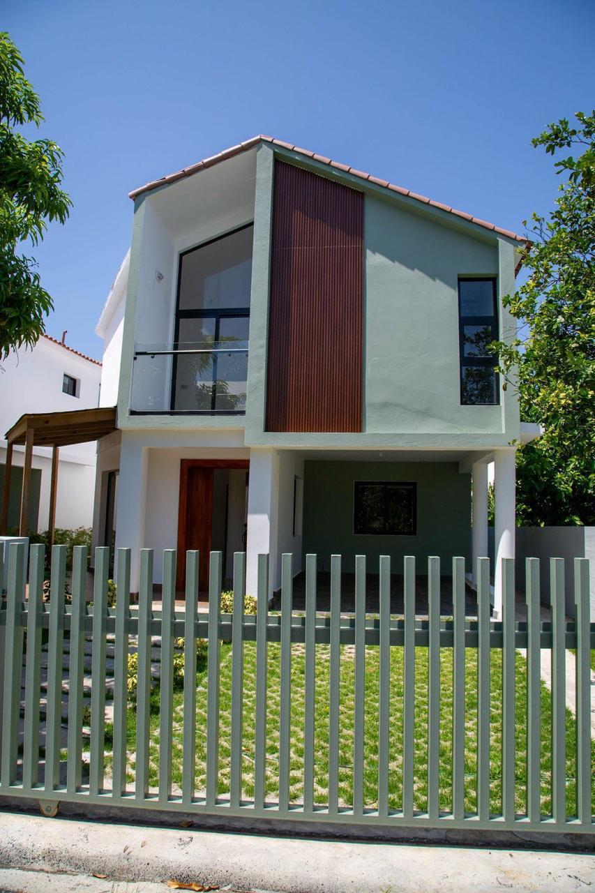 casas - Moderna Propiedad de 2 Niveles con Piscina 0
