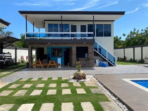 casas vacacionales y villas - Venta de Villa con piscina y 600mts ubicada en juan dolio República Dominicana  2