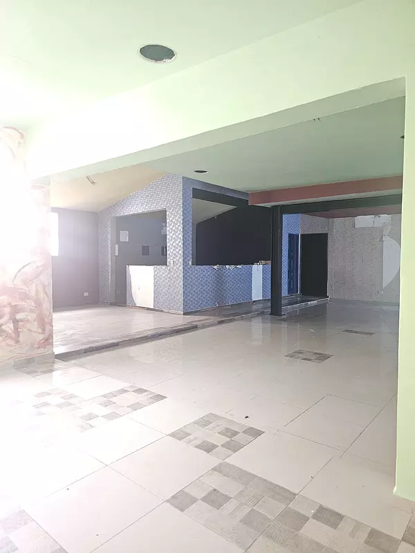 oficinas y locales comerciales - Local céntrico Renacimiento 4