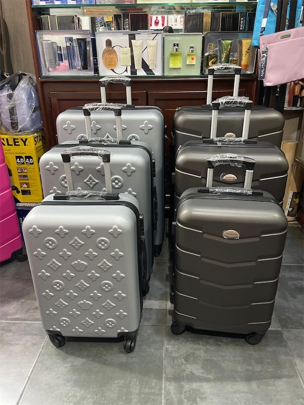 carteras y maletas - Set 3 maletas plásticas. Nuevas. Súper resistente 