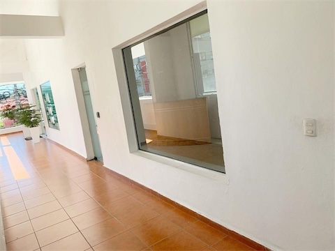 oficinas y locales comerciales - Local céntrico con espacio amplio 5