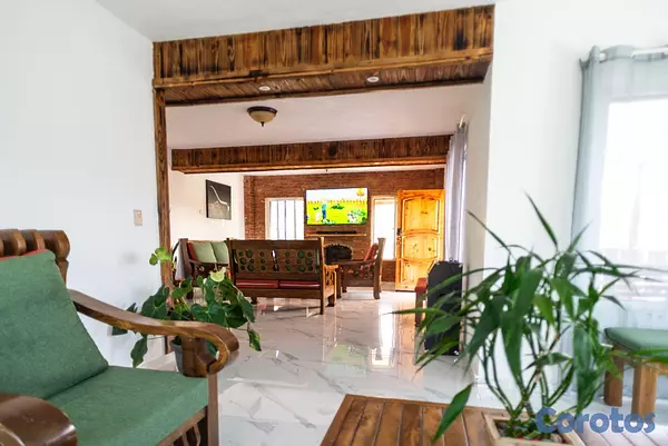 casas vacacionales y villas - Villa en venta amueblada con terreno de 15 tareas en Tireo - Constanza, Rep.Dom 3
