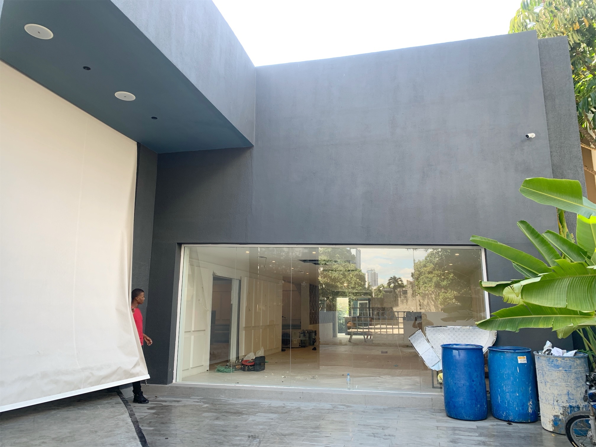 oficinas y locales comerciales - Local amplio en Piantini 400 m 8