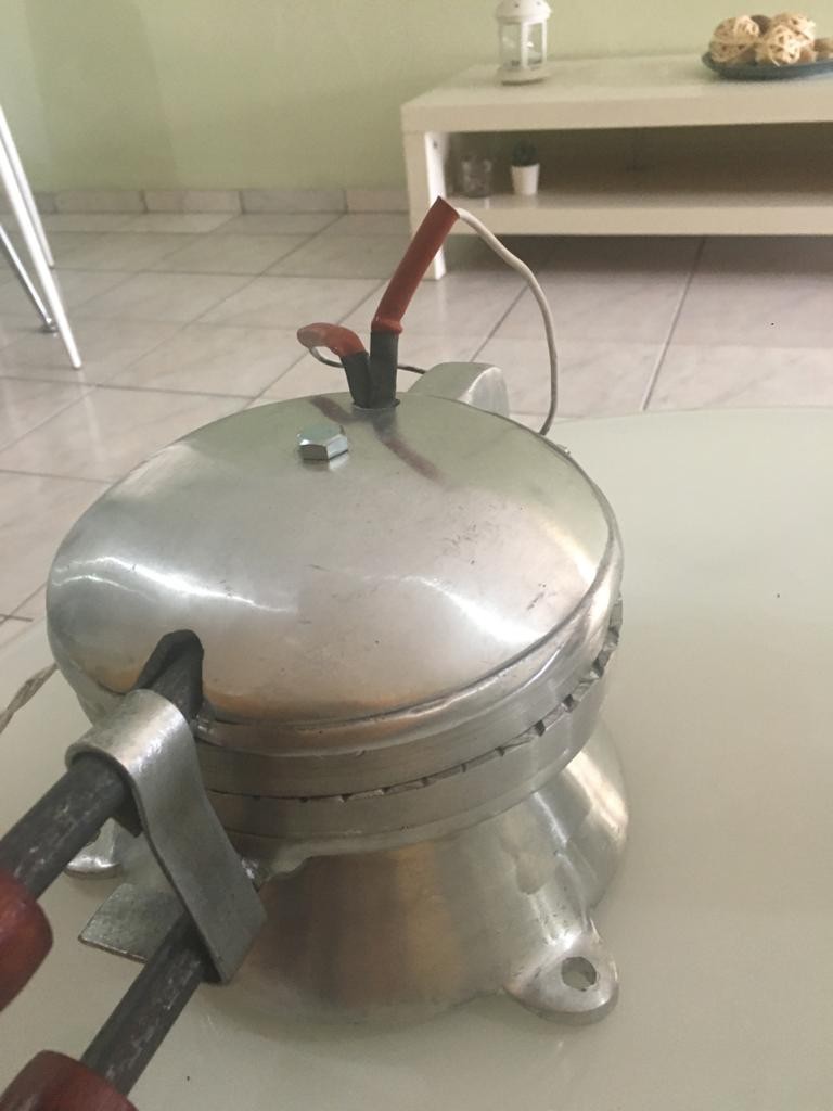 equipos profesionales - Maquina fabricada en Colombia para preparar obleas.