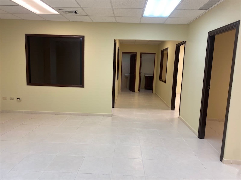 oficinas y locales comerciales - Local en evaristo céntrico en zona corporativa 6