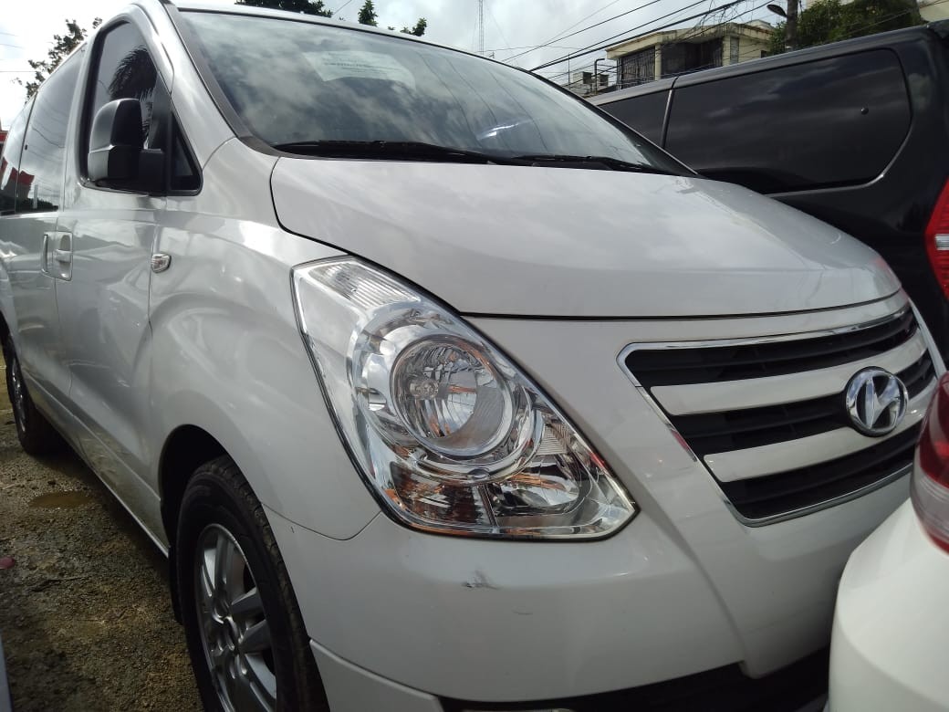 jeepetas y camionetas - HYUNDAI GRAND STAREX 2017 BLANCA