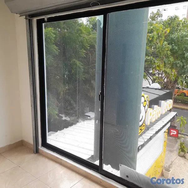 oficinas y locales comerciales - Local Comercial AV Romulo Betancourt 11