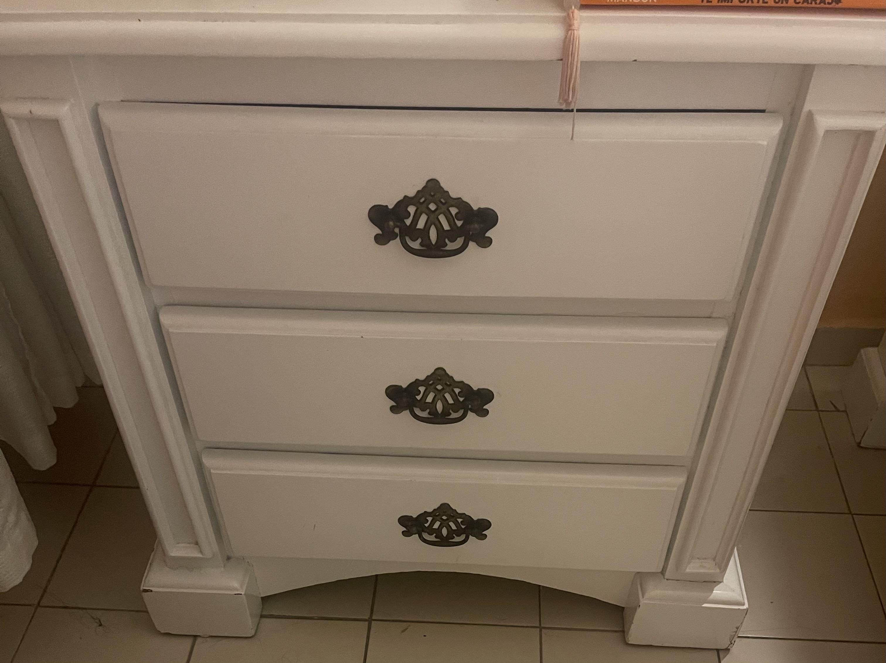 muebles y colchones - vendo juego de cama queen  en caoba pintando de blanco  2