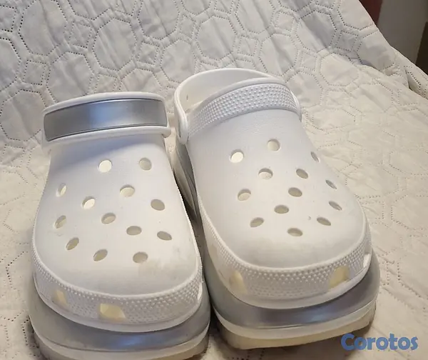 zapatos unisex - Crocs size 8, como nueva la compre en la casa en ny y solo la use una vez  3