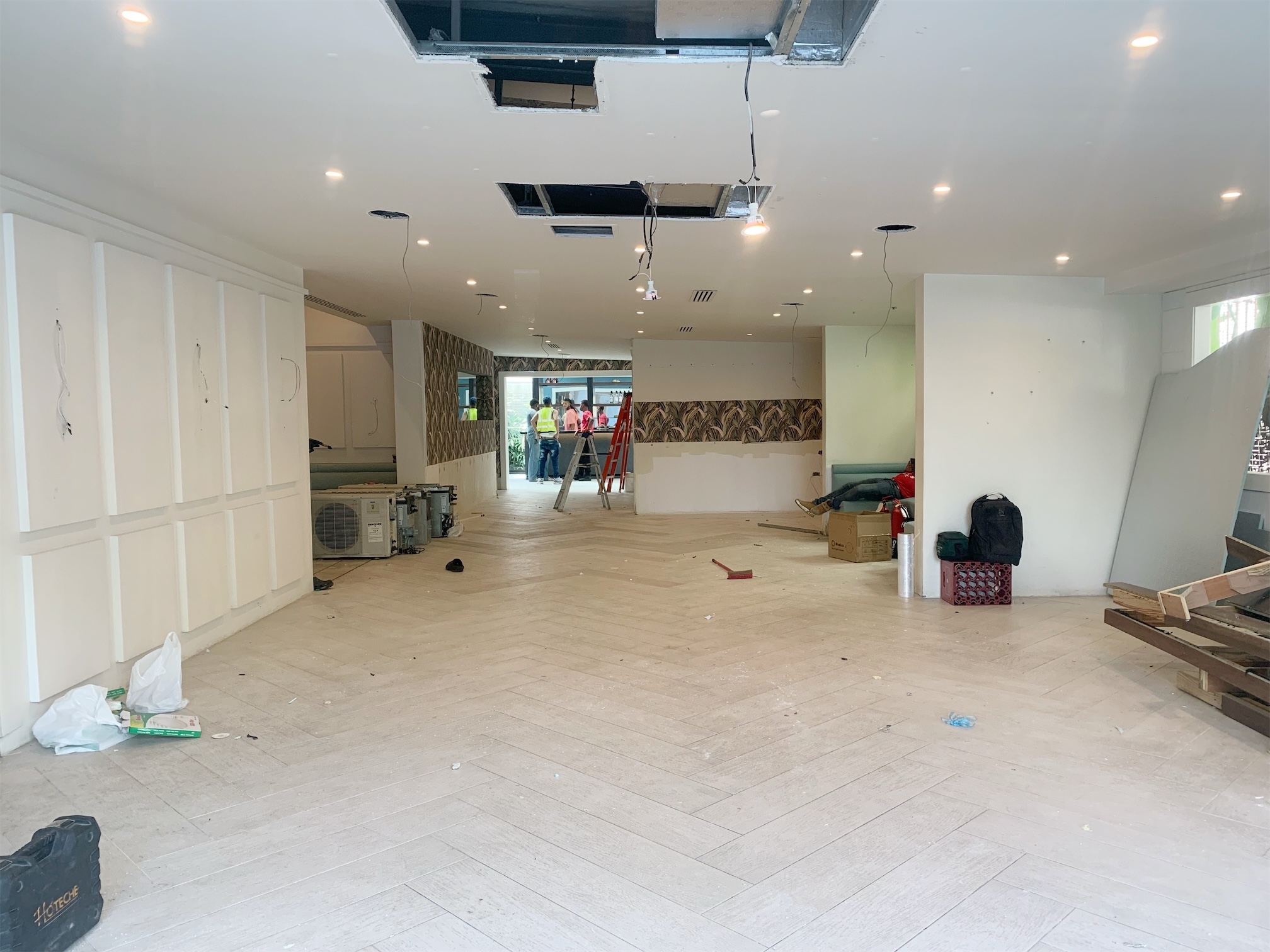 oficinas y locales comerciales - Local amplio en Piantini 400 m 9