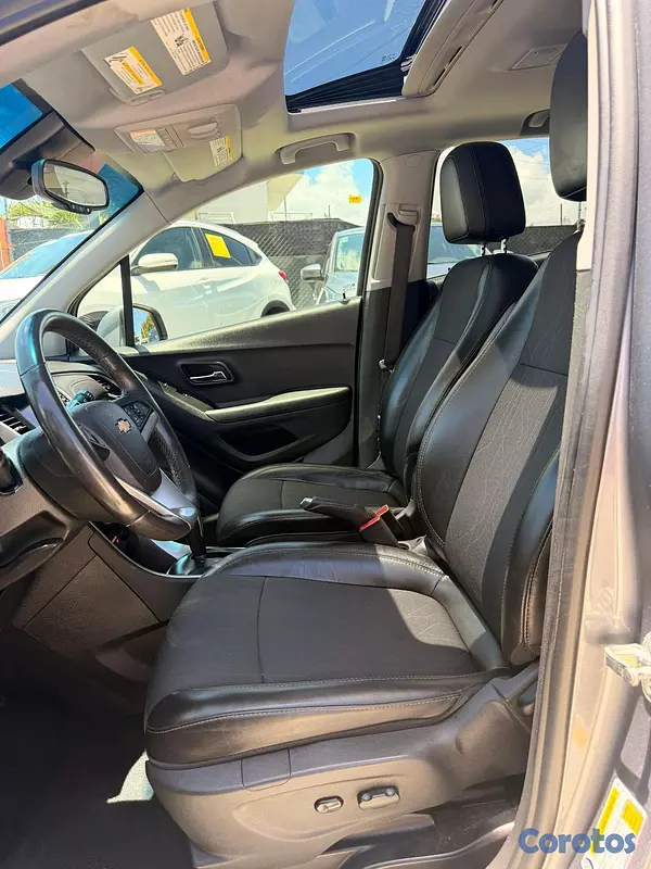 jeepetas y camionetas - • 2020 Chevrolet Trax LT
 3