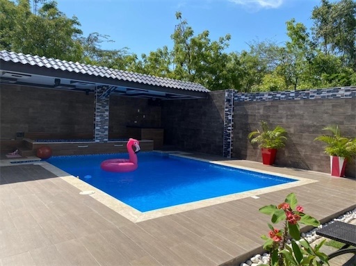 casas vacacionales y villas - Venta de Villa con piscina y 600mts ubicada en juan dolio República Dominicana 