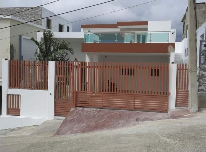 casas - Casa de 2 niveles en venta en Los Prados con vista a las montañas 