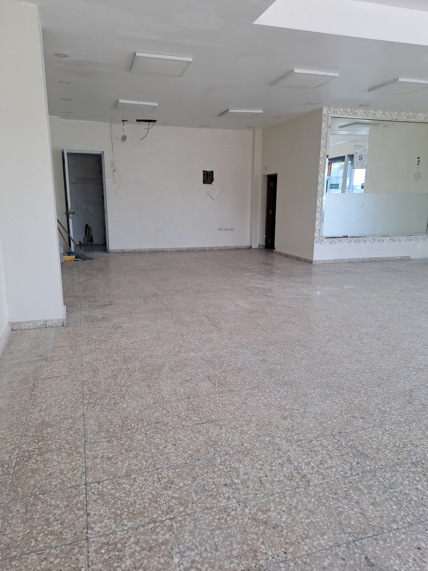 oficinas y locales comerciales - Alquilo local 1er piso 98 mts arroyo todo viejo 