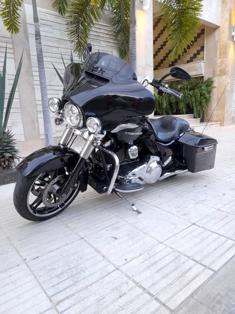 motores y pasolas - Harley Davidson Streetglide 2015 como nueva! 4