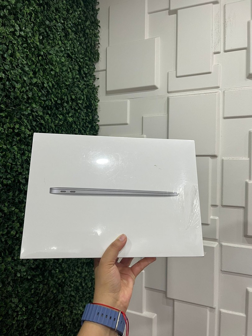 computadoras y laptops - MacBook Air 13-inch con Chip M1 8gb RAM / 256gb SSD SELLADA 
