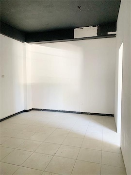 oficinas y locales comerciales - Local céntrico con espacio amplio 7