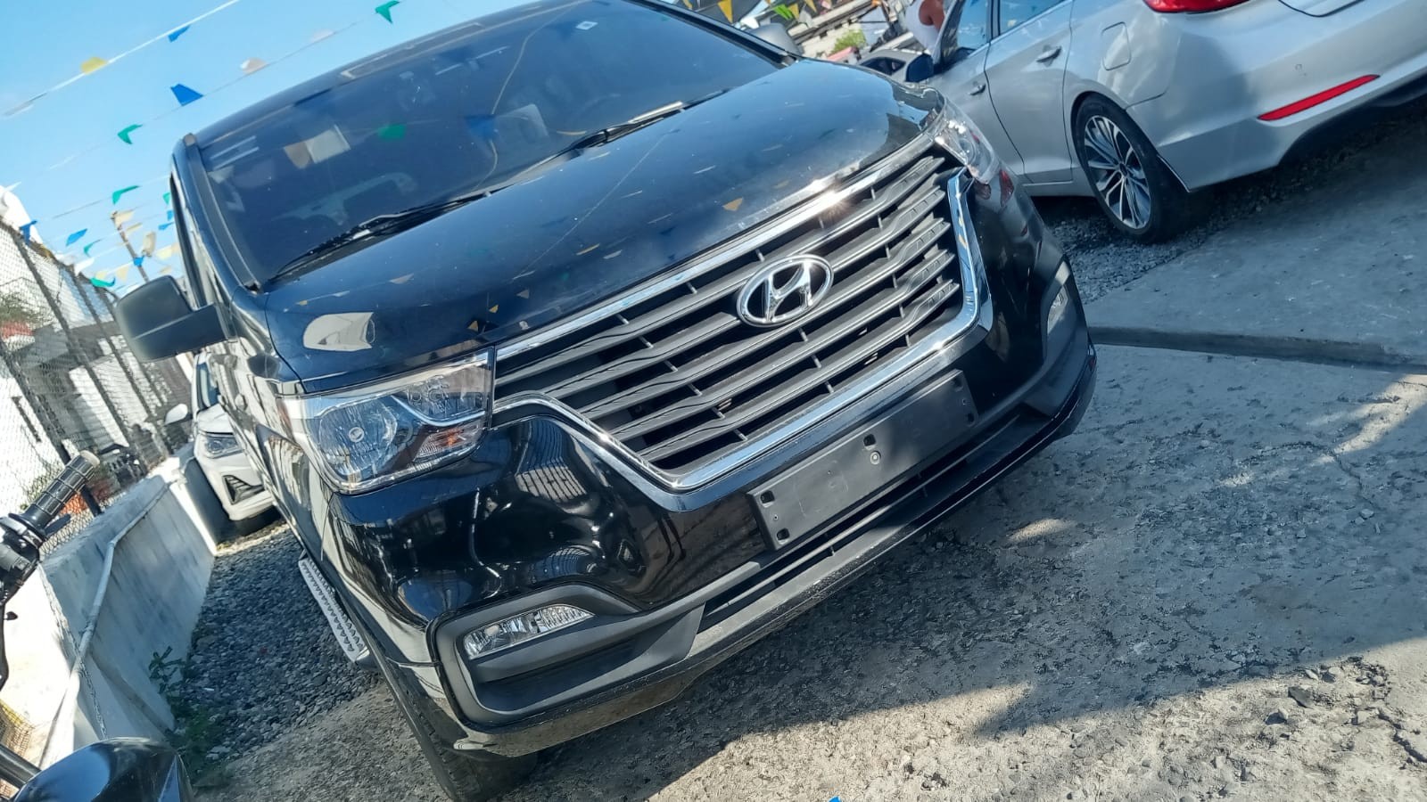 jeepetas y camionetas - HYUNDAI GRAND STAREX 2020 NEGRADESDE: RD$ 1,750.100 4