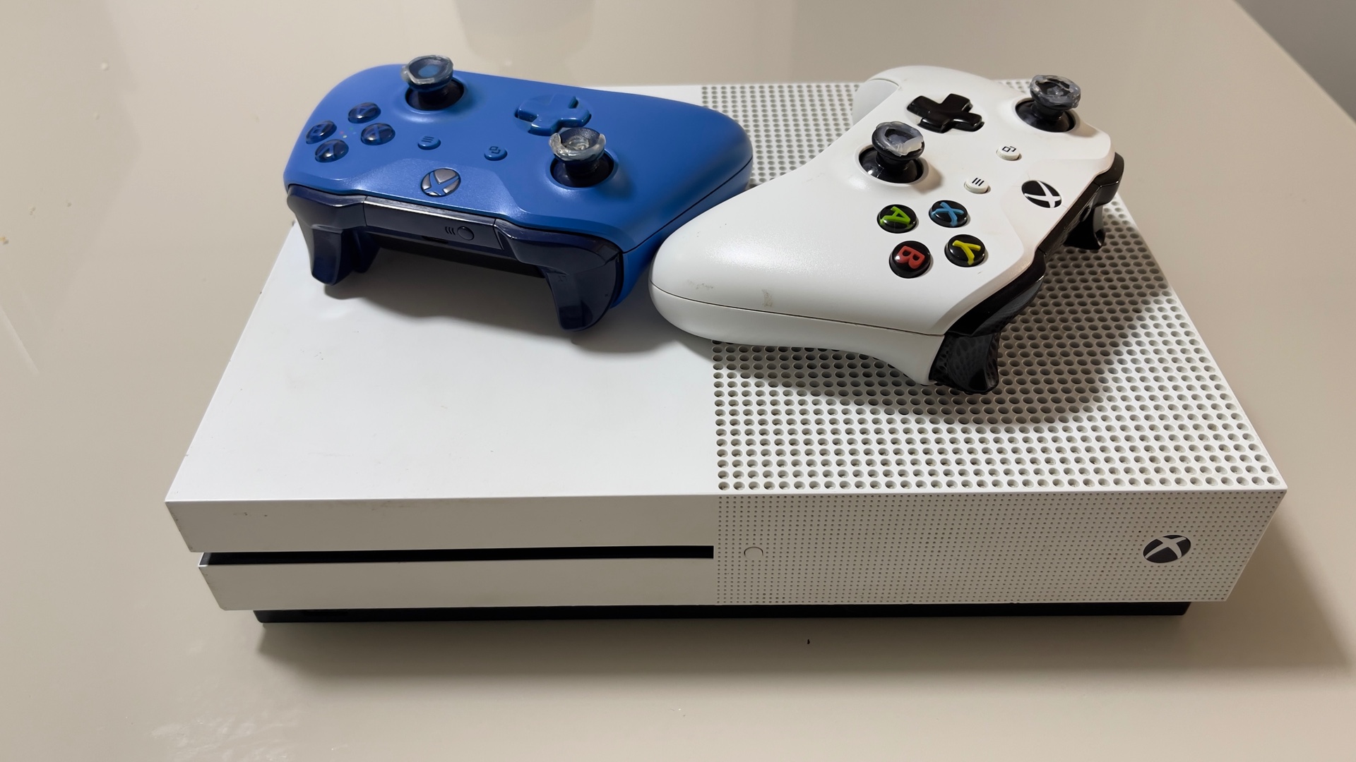 consolas y videojuegos - Vendo Xbox One S 1TB