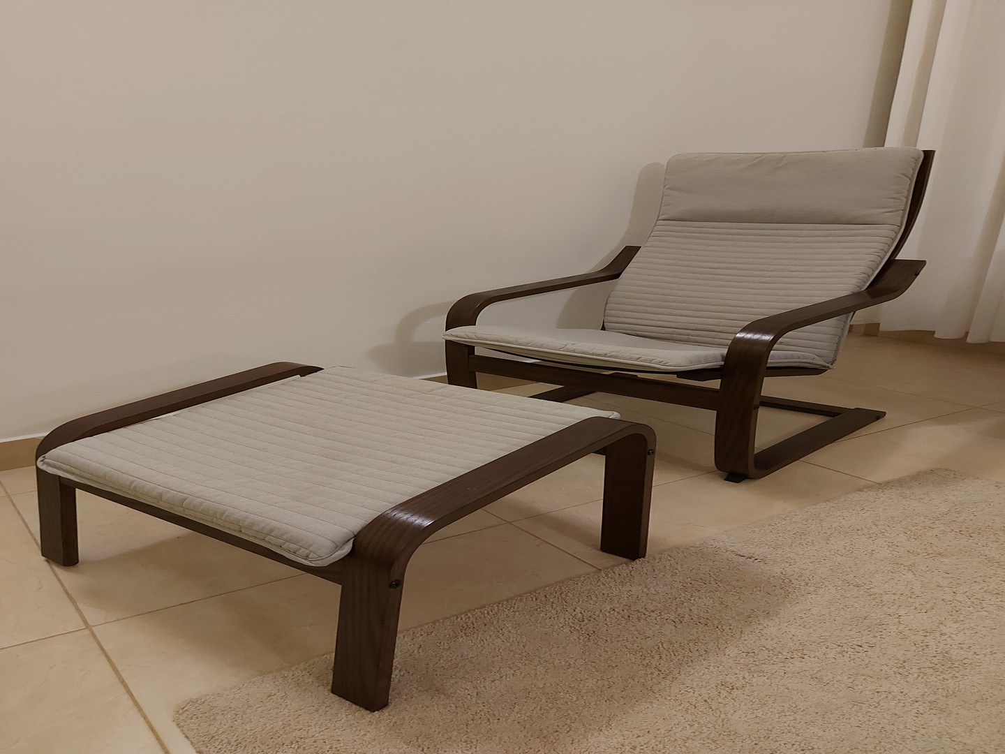 muebles y colchones - Silla de Descanso con Roposa Pie, 2 piezas en excelente condiciones