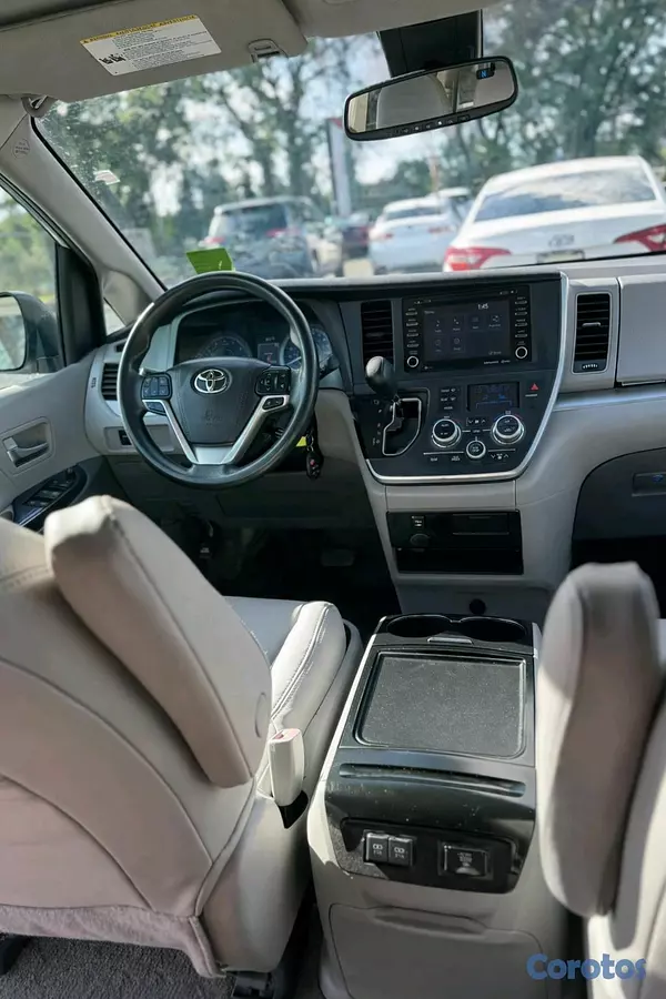 jeepetas y camionetas - TOYOTA SIENNA HANDICAP CLEAN CAR FAX 9