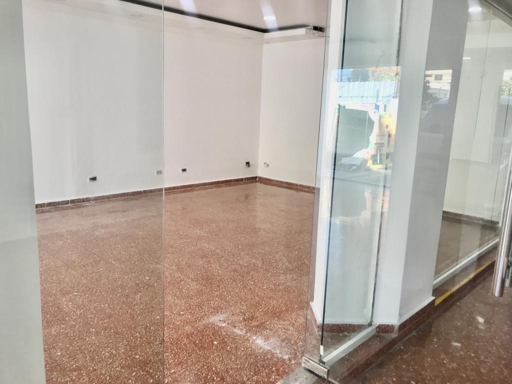 oficinas y locales comerciales - Local Comercial  de 300 MT2 2