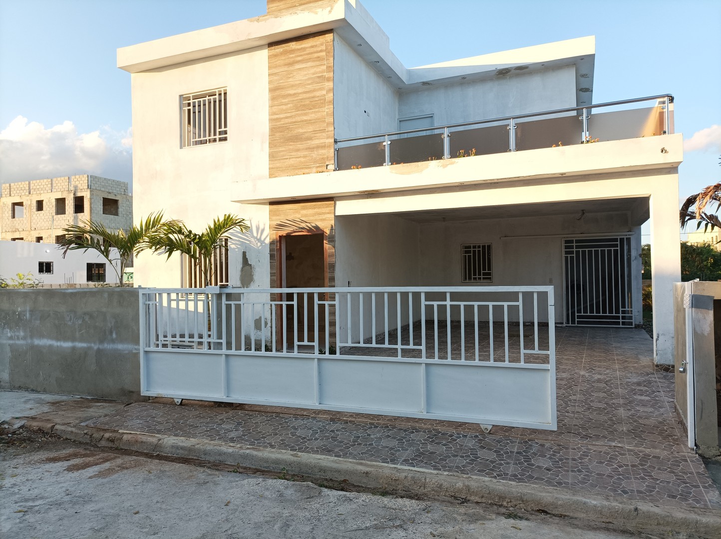 casas - Vendo Hermosa casa de dos niveles, cerca de la playa Caleta y el hotel Hilton.