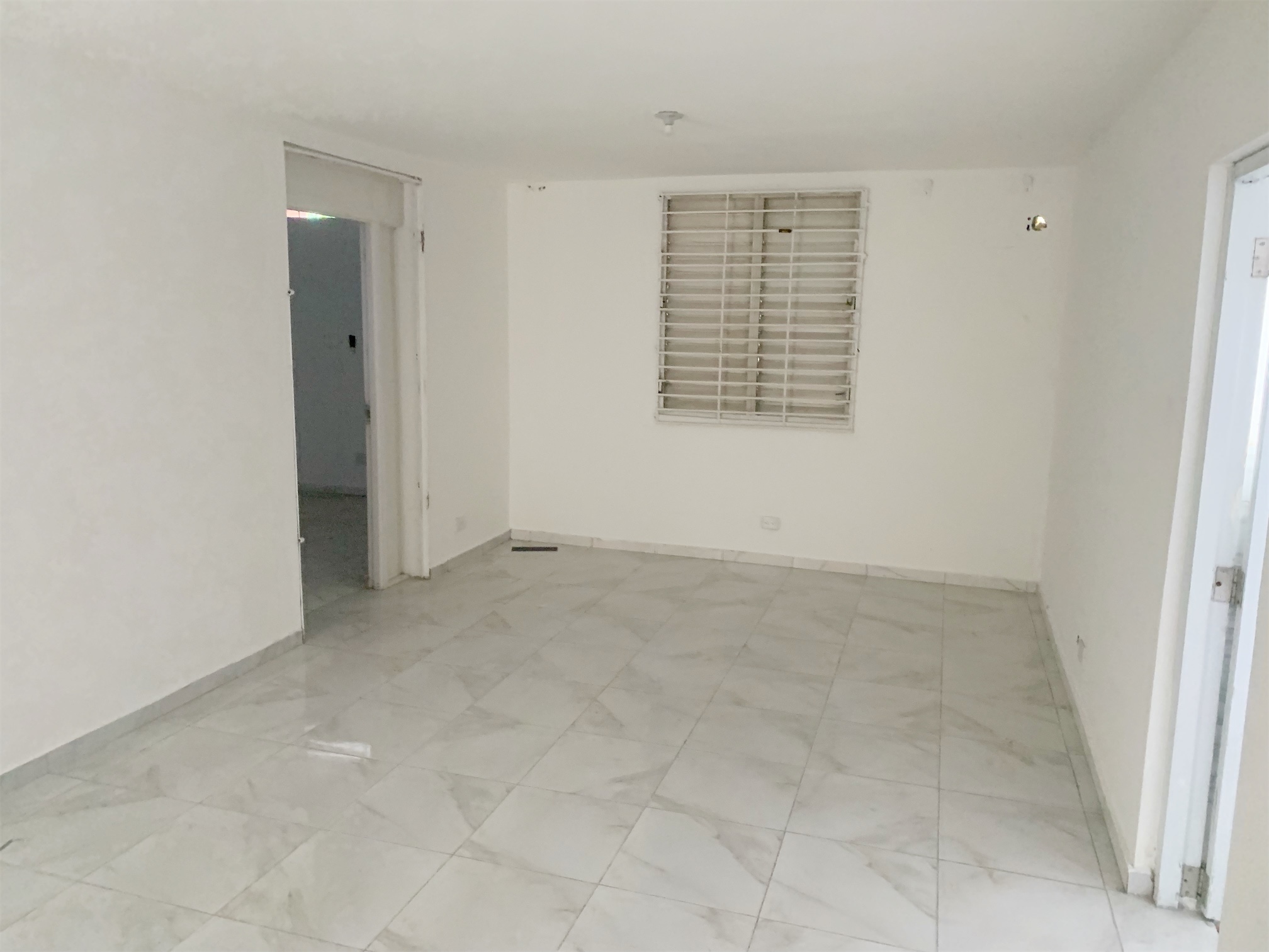 oficinas y locales comerciales - Local céntrico en Piantini 6