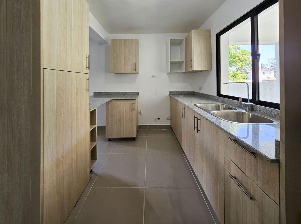 casas - Moderna Propiedad de 2 Niveles con Piscina 1