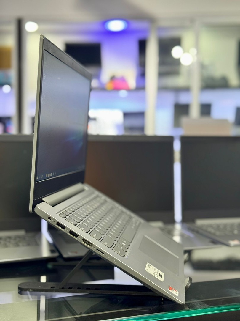 computadoras y laptops - Laptop Lenovo 81vs AMD A6-9220e 4GB ram 64GB SSD   2