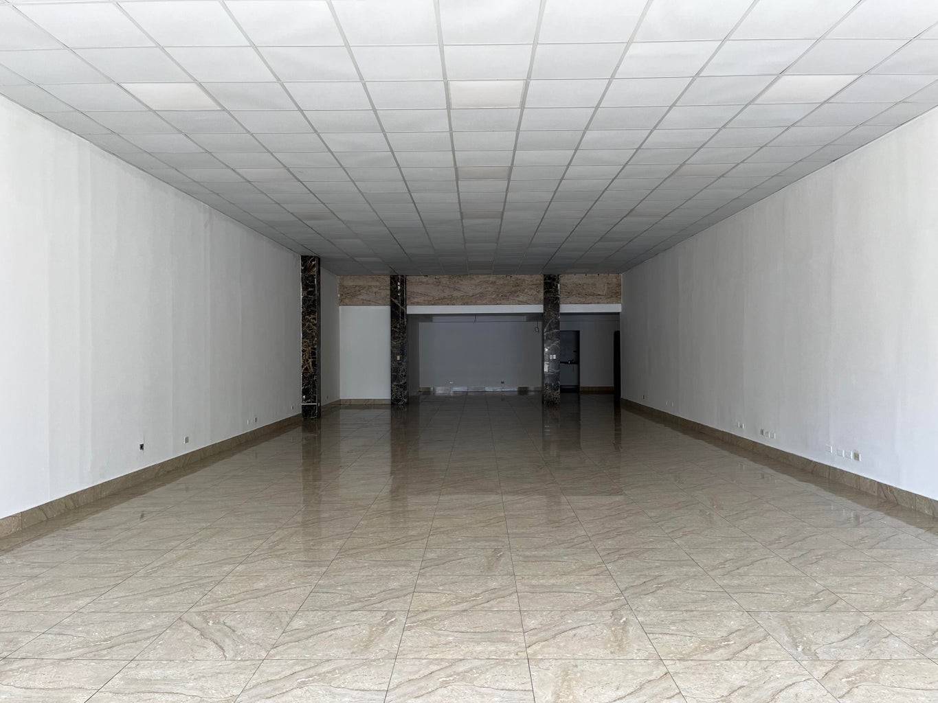 oficinas y locales comerciales - Amplio local comercial en reconocida plaza del ensanche Naco