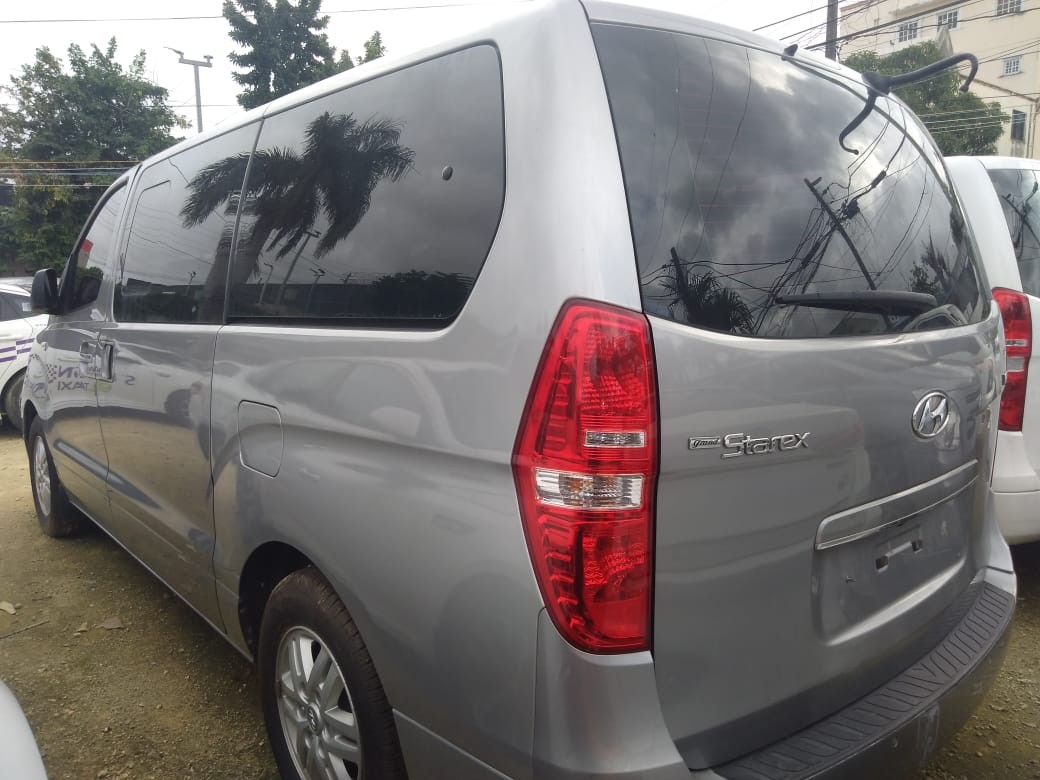 jeepetas y camionetas - HYUNDAI GRAND STAREX 2017 GRIS 1