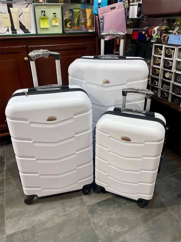 carteras y maletas - Set 3 maletas plásticas. Nuevas. Súper resistente  1