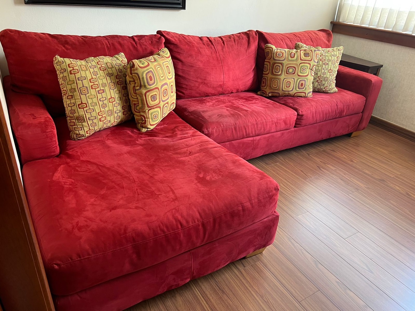 muebles y colchones - Sofá + 4 cojines en perfecta condiciones para sala- Ilumel 0