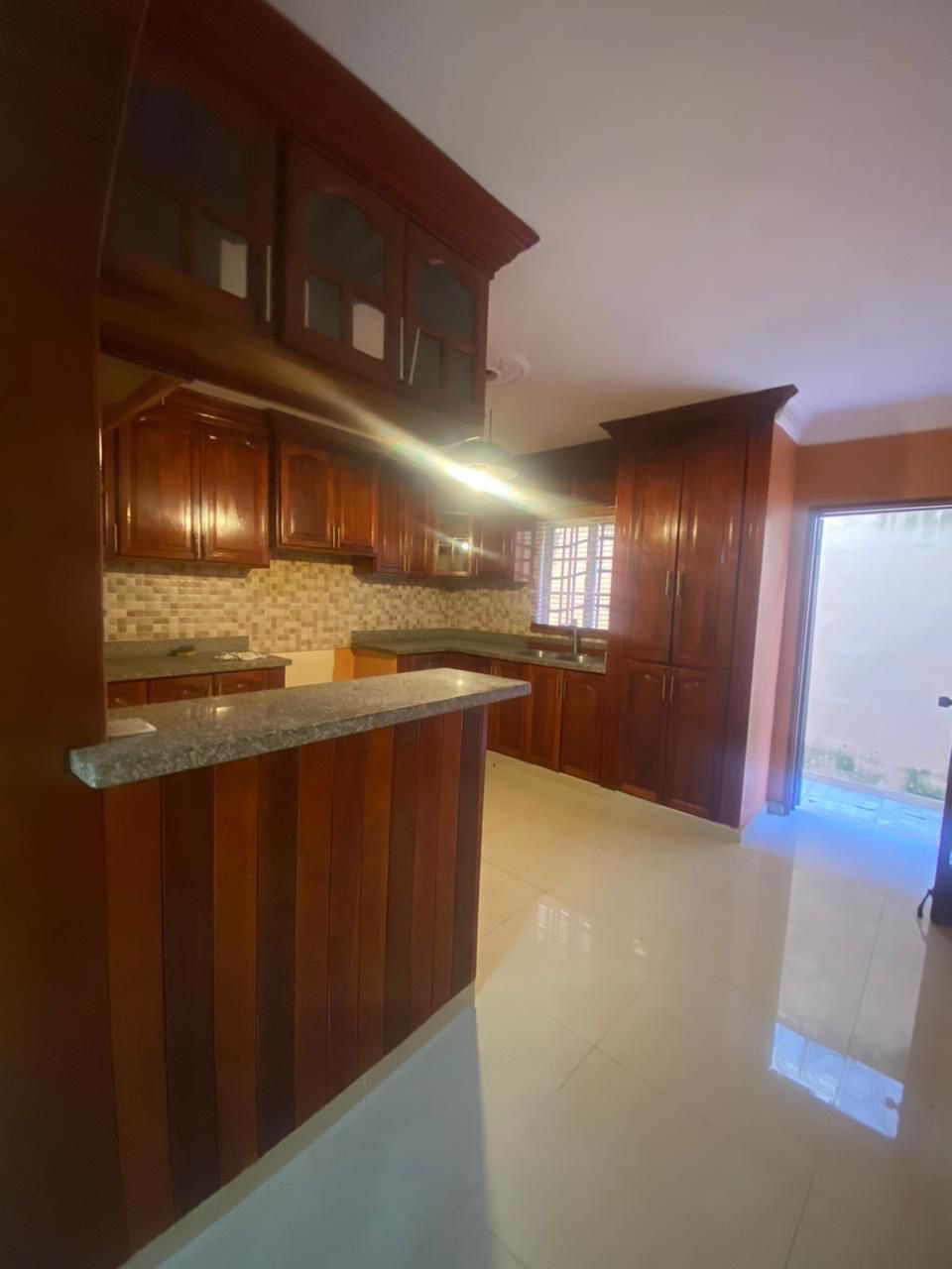 casas - vendo amplia casa de dos niveles en el mirador del este santo Domingo  3