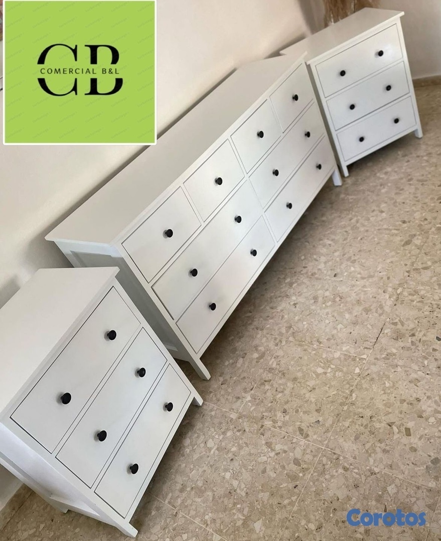 muebles y colchones - Juego de gavetero de 8 gavetas 
Mesita de noche de 3 gavetas.