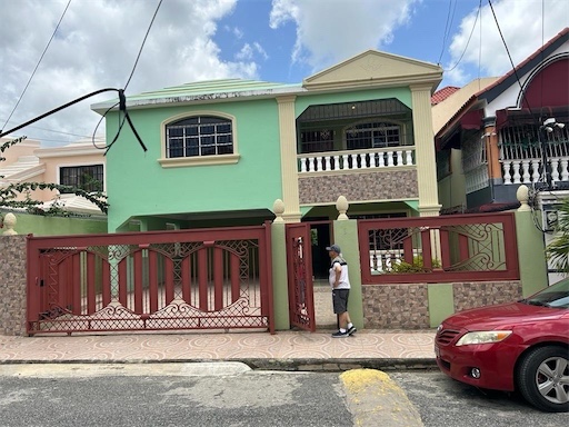 casas - Venta de amplia casa con patio en vista hermosa Santo Domingo este 