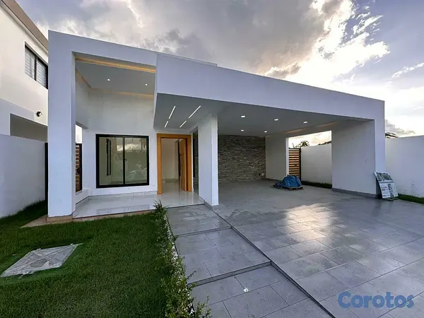 casas - Casa en venta en la Urbanizacion Don Fernando, Gur 4