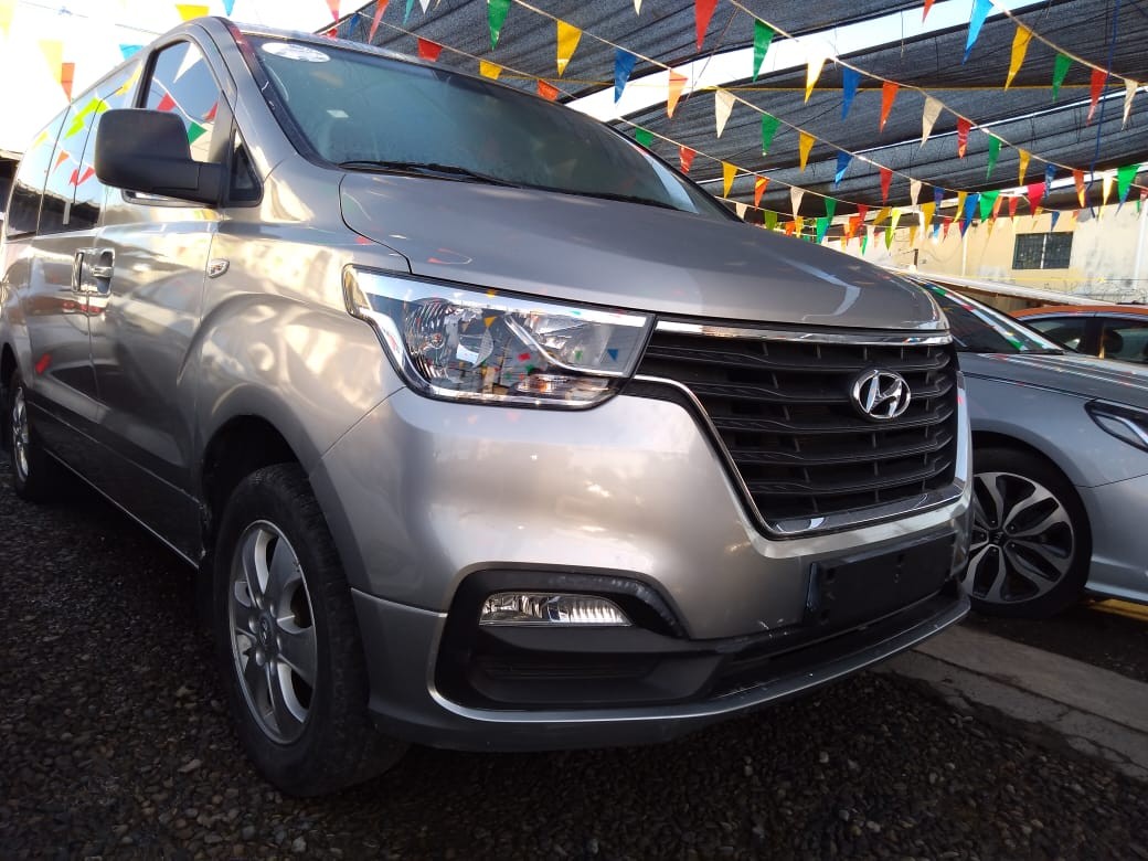 jeepetas y camionetas - HYUNDAI GRAND STAREX 2018 GRIS