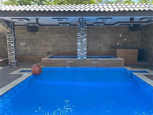 casas vacacionales y villas - Venta de Villa con piscina y 600mts ubicada en juan dolio República Dominicana  4