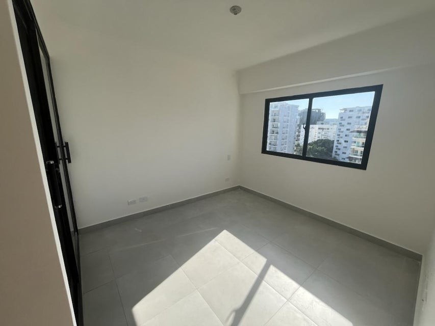 apartamentos - Apartamento en alquiler #24-574 Evaristo Morales, piso medio, con ascensor.  2