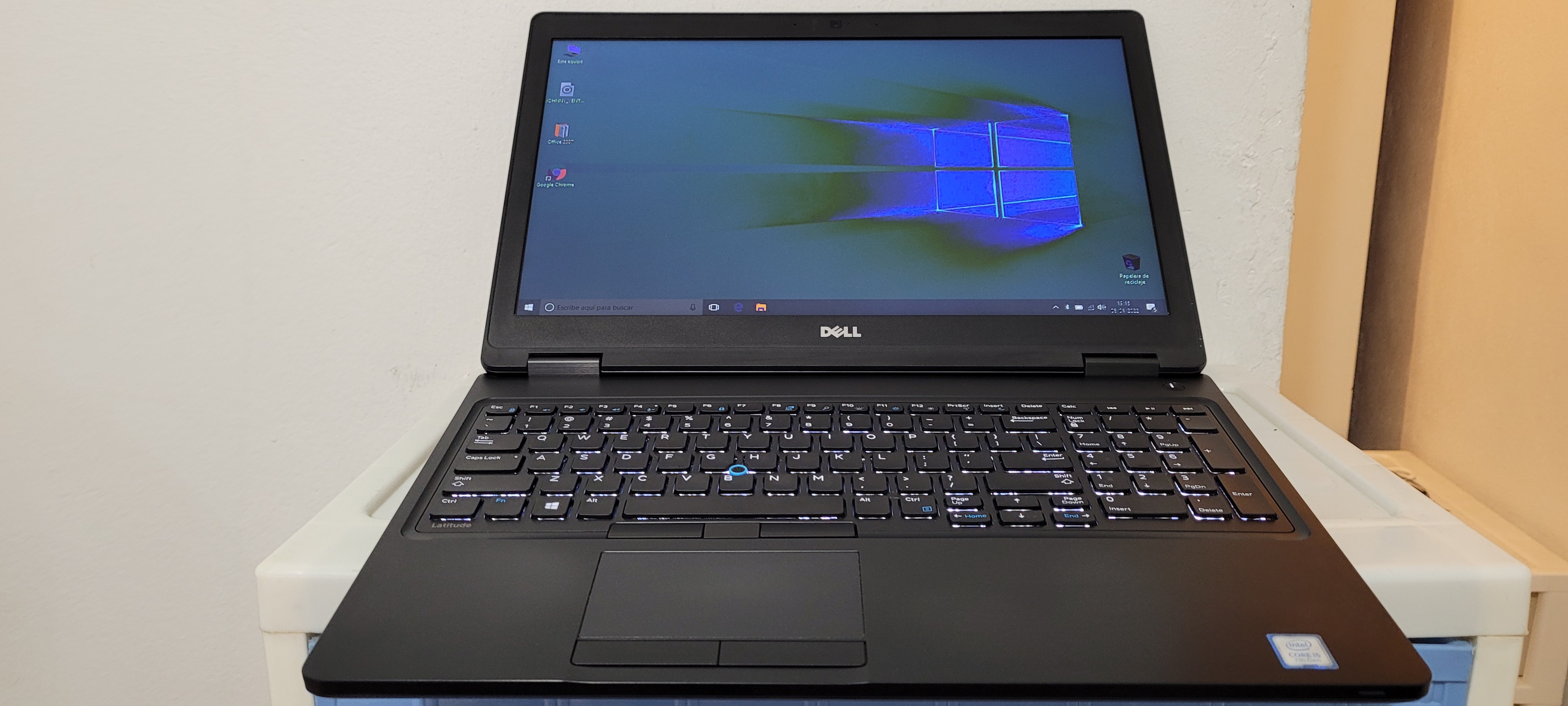 computadoras y laptops - Laptop Dell 5570 17 Pulg Core i7 6ta Ram 16gb Video intel Y Aty Radeon R7 2gb