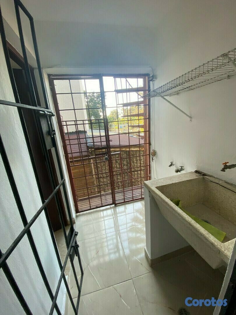 apartamentos - Alquilo amplio apto clásico/remodelado, 3er piso, en Renacimiento Código: PD174 3