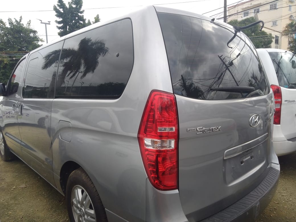 jeepetas y camionetas - HYUNDAI GRAND STAREX 2017 GRIS 2